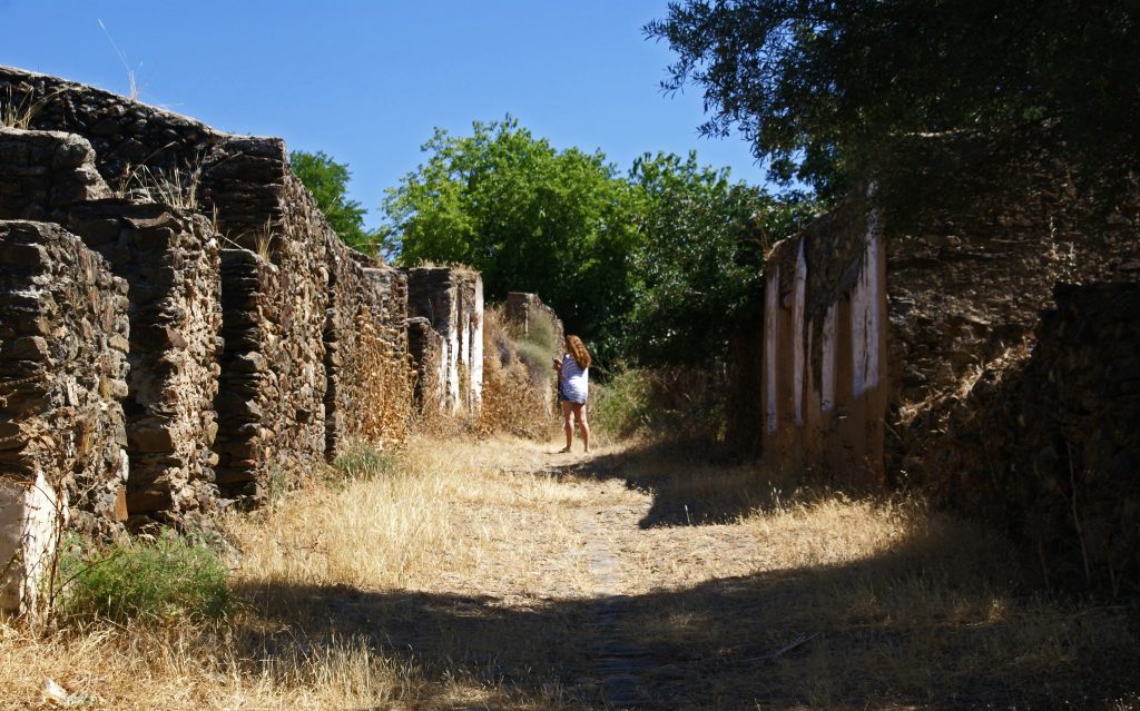 Granadilla, uno de los pueblos abandonados más bonitos de España.